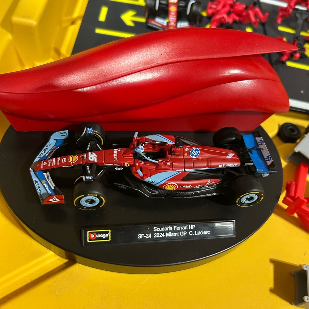 Ferrari Red Racing Car Set - Picture 2 of 6